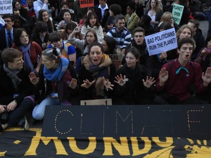 Activistas de Fridays for Future concentrados a las puertas de la COP25 de Madrid. / Á. GARCÍA / EPV
