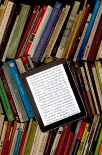 Un iPad con una versión de libro digital, en una biblioteca.