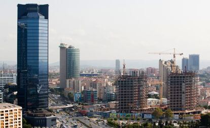 Vista de Estambul, con varios edificios en construcci&oacute;n. 