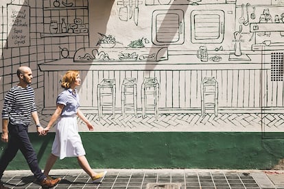 Jesús Terrés y Laura Velasco, en el barrio de el Cabanyal.