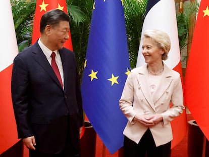 El presidente chino, Xi Jinping, junto a la presidenta de la Comisión Europea, Ursula von der Leyen, en un encuentro en Pekín en abril de 2023.