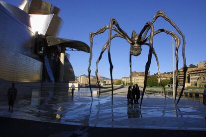 Escultura Mamá, de Louise Bourgeois, situada en el exterior del museo.