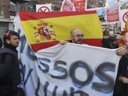 Un grupo de 'mossos' recibe a Mas