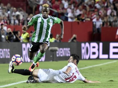 El jugador del Betis Musonda (i) escapa de Escudero, del Sevilla.