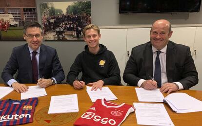 Bartomeu, De Jong y Óscar Grau, en la firma del acuerdo.