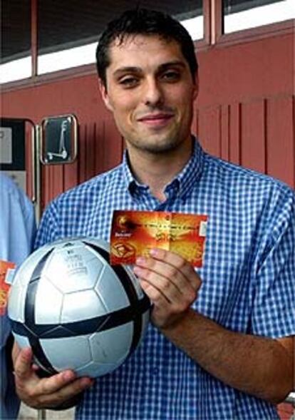 El gallego Pablo Carral, en Barajas, a su llegada de la Eurocopa el pasado mes con el balón y la entrada del Inglaterra-Portugal.