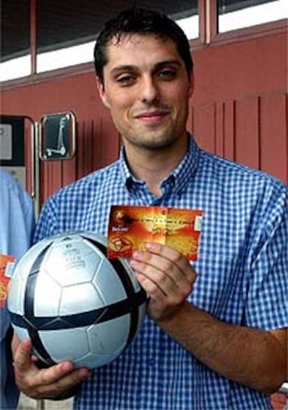 El gallego Pablo Carral, en Barajas, a su llegada de la Eurocopa el pasado mes con el balón y la entrada del Inglaterra-Portugal.