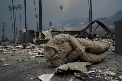 Aspecto tras el paso del incendio en Pacific Palisades de Los ?ngeles, el mircoles.