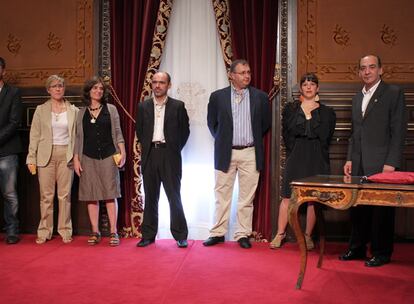 Ander Rodríguez, Garbiñe Errekondo, Helena Franco, Jon Urigüen, Juan Carlos Alduntzin, Larraitz Ugarte y Martin Garitano, de izquierda a derecha, tras su presentación ayer como miembros del nuevo consejo de diputados de Guipúzcoa. Falta Ikerne Badiola.