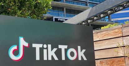 Logo de TikTok en Los Ángeles, EE UU.
