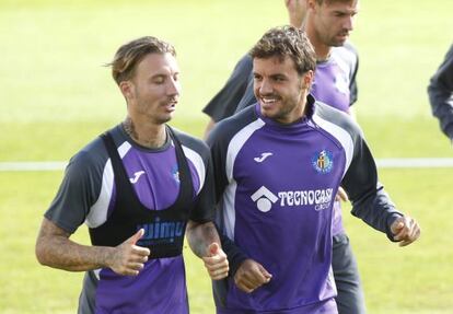 Pedro León, a la derecha, hoy en un entrenamiento con el Getafe.