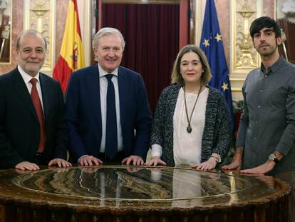 De izquierda a derecha, los diputados José Andrés Torres Mora (PSOE), Emilio del Río (PP), Marta Rivera de la Cruz (Ciudadanos) y Eduardo Maura (Podemos) este miércoles, en el Congreso de los Diputados.