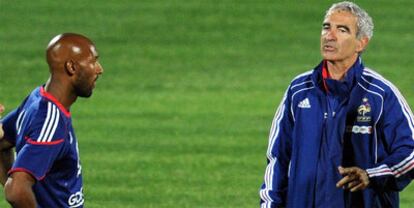 Anelka y Raymond Domenech, durante un entrenamiento de Francia.