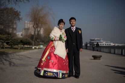 Sip Seung-chul (d), junto a su novia, se preparan para una sesión de fotos de boda cerca del río Taedong que atraviesa Pyongyang.