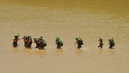 Un grupo de indígenas en aislamiento cruza un río en departamento de Madre de Dios, en Perú. Si tuvieran una afección, habría de ser atendidos en la orilla.
  
 