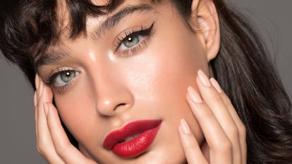 Artículo de EL PAÍS Escaparate sobre eyeliner stamp, el accesorio perfecto para un acabado perfecto.