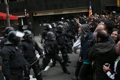 Cargas policiales en los perimetros de la Delegacion del Gobierno en Barcelona, durante la manifestacion en protesta por la detencion del expresidente Carles Puigdemont en Alemania.
