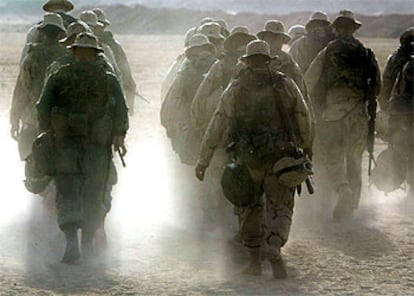<i>Marines</i> estadounidenses realizan una marcha de entrenamiento en el desierto, en la frontera con Irak.
