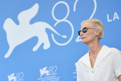 Tilda Swinton posa para los fotógrafos en el 'photocall' del filme 'Broken English'.
