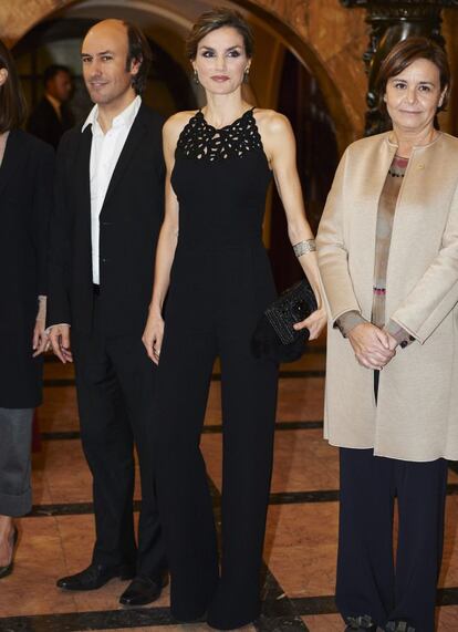 La Reina, en el teatro Jovellanos de Gijón durante el homenaje al cineasta Francis Ford Coppola, en octubre de 2015. Doña Letizia seleccionó un mono de Felipe Varela, de escote halter y pantalón ancho, estilo palazzo.