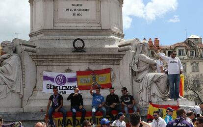 Seguidores del Real Madrid en la Plaza de Rocio de Lisboa.