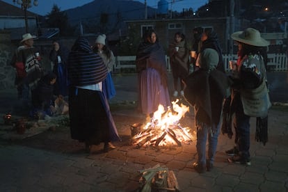 Personas alrededor de una fogata en Cherán (Michoacán).