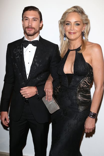 Sharon Stone fue relacionada con el modelo Martin Mica, 13 años menor que ella. Ahora la actriz tiene una nueva pareja: el inversor inmobiliario Angelo Boffa, del que no ha trascendido su edad pero que también aparenta ser más joven que ella.