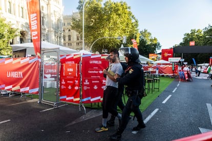 Un manifestante propalestino es detenido por agentes de la Policía Nacional en Cibeles.