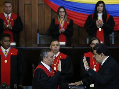 El presidente del Tribunal Supremo de Justicia de Venezuela, Maikel Moreno, a la izquierda, frente a Nicolás Maduro.