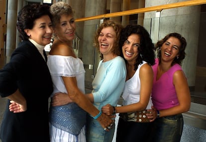 De izquierda a derecha, Beatriz Carvajal, Pilar Bardem, Nuria González, Toni Acosta y Lum Barrera. Todas ellas participaron en la obra de teatro '5mujeres.com', estrenada en 2002 y dirigida por José Miguel Contreras y Ana Rivas.