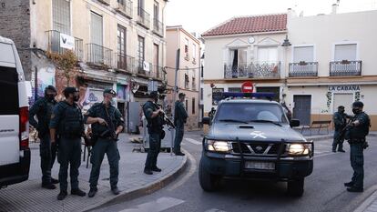 Un vehículo de la Guardia Civil transporta a un detenido en una operación yihadista en Málaga, en 2021.