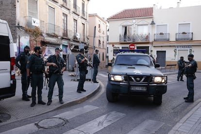 Un vehículo de la Guardia Civil transporta a un detenido en una operación yihadista en Málaga, en 2021.