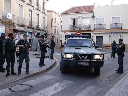 Furgón de la Guardia Civil en el que se traslada a uno de los dos presuntos yihadistas detenidos este viernes en Málaga.