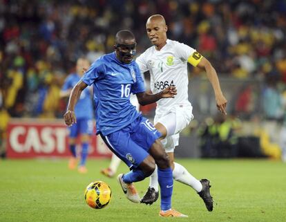 O brasileiro Ramires protege a bola em disputa contra Nthethe durante jogo na África do Sul.