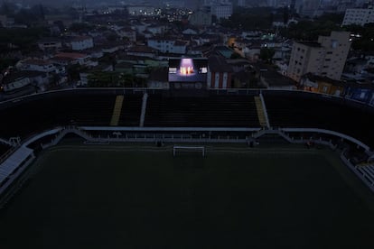 El estadio de VIla Belmiro, del Santos FC, a oscuras. El videomarcador, encendido muestra una corona y el texto 'Edson Arantes do Nascimento - 1940 - 2022'.