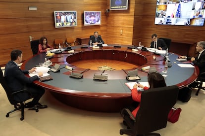 El presidente del Gobierno, Pedro Sánchez preside el Consejo de Ministros Extraordinario celebrado en Moncloa el 11 de abril.