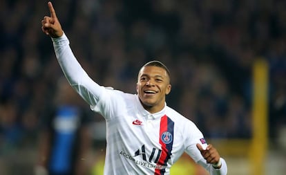 Kylian Mbappé festeja uno de sus tres goles al Brujas.