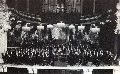La Orquesta Pau Casals dirigida por el propio músico en el Palau en los años 20.