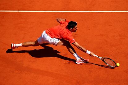 Novak Djokovic golpea la pelota.