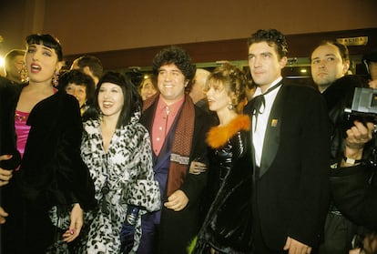 Rossy de Palma, Loles Len, Pedro Almodvar, Victoria Abril y Antonio Banderas, en el estreno de '??tame!', en 1990.
