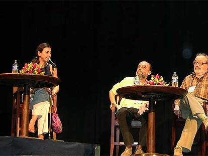 De izquierda a derecha, Carmen Posadas, Roberto Fontanarrosa y Fernando Savater, durante un encuentro en el Hay Festival.