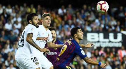 Suárez pugna por el balón ante Gabriel y Garay.