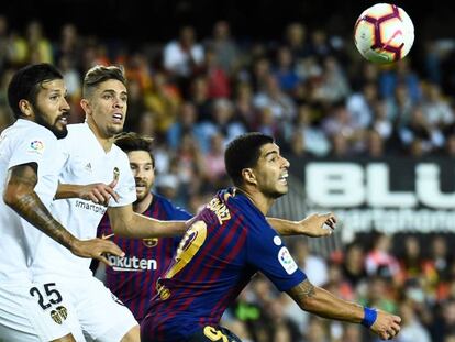 Suárez pugna por el balón ante Gabriel y Garay.