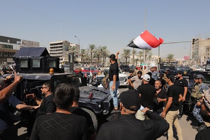 Después de un receso durante la noche y a pesar del toque de queda, la violencia arreció nuevamente de madrugada, con disparos de armas automáticas y explosiones de cohetes en la Zona Verde, indicaron corresponsales de AFP. En la imagen, seguidores del clérigo se encuentran frente a las fuerzas de seguridad en Bagdad, el lunes.