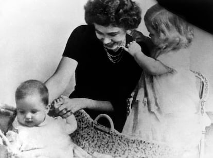 Atenas, año 1940. La reina Federica de Grecia junto a sus hijos, la princesa Sofía (derecha), de dos años, y el príncipe Constantino, en la cuna.