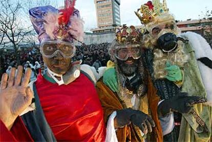 Manifestantes disfrazados de Reyes Magos con máscaras antifuel ayer en Vigo.