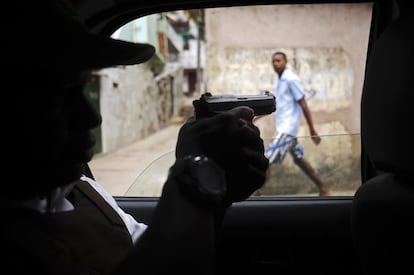 Una patrulla de la policía brasileña en el barrio de Amaralina, en Salvador de Bahía.