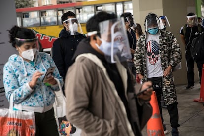 Algunas personas a las afueras de una estación de tren en Lima, el pasado 25 de julio.