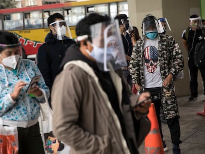 Algunas personas a las afueras de una estación de tren en Lima, el pasado 25 de julio.