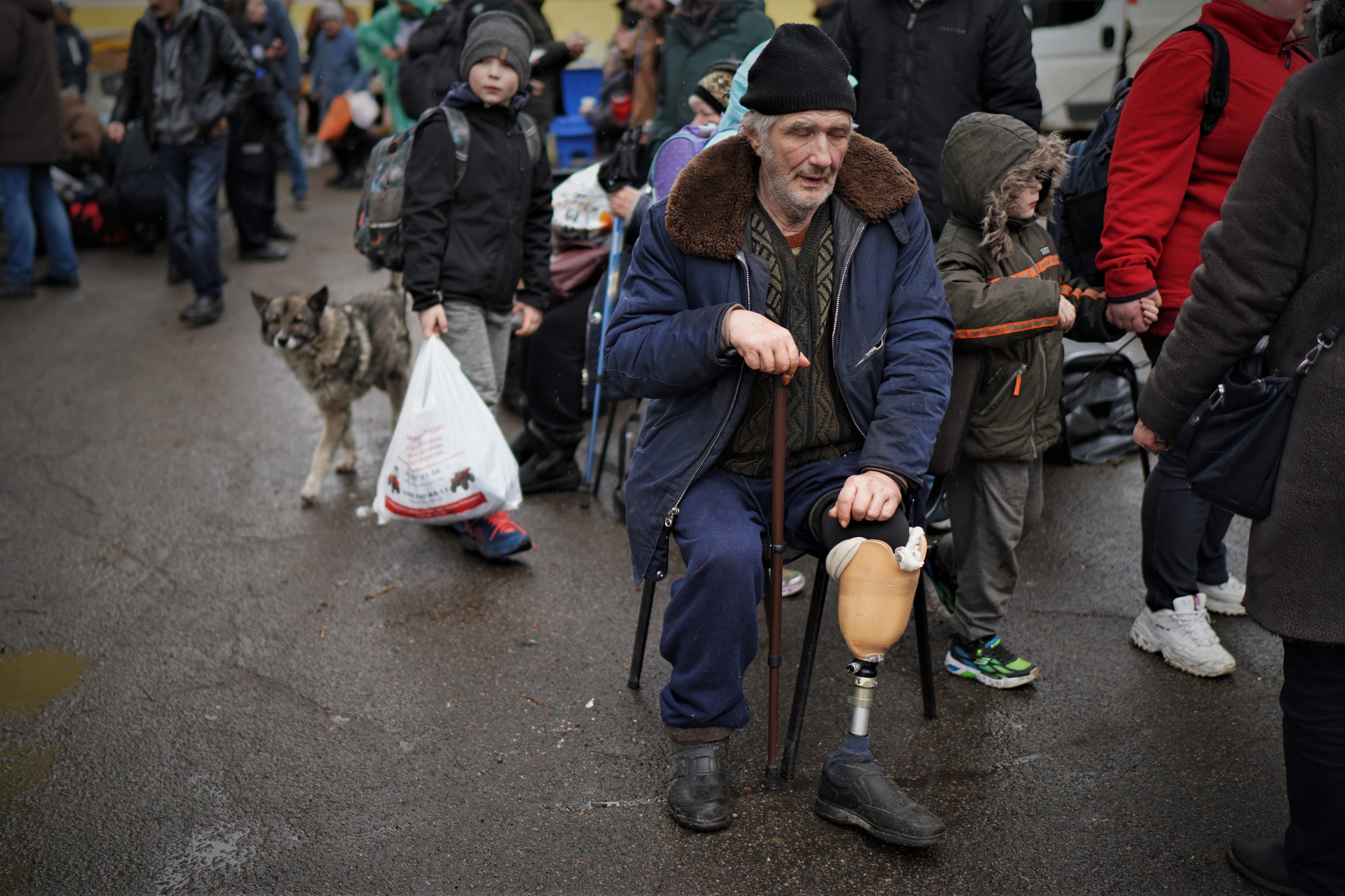 Valeri, de 64 años, tras ser evacuado el miércoles de Irpin hacia Kiev.
